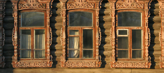 Geschnitzte Fenster in Russland